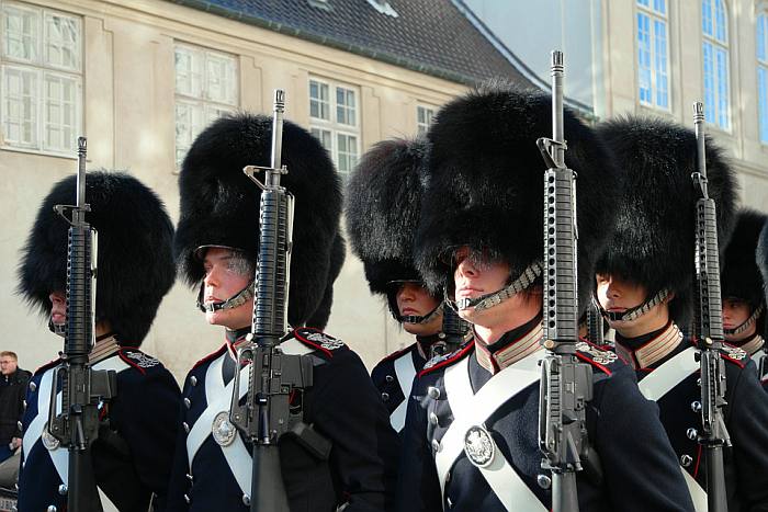 Королевские гвардейцы в медвежьих шапках, фото фотография 