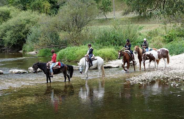 Всадники на лошадях преодолевают брод, фото фотография