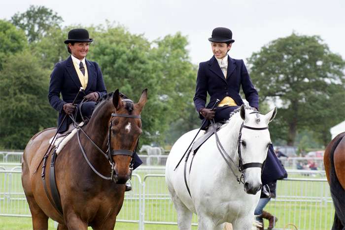 Соревнования по выездке лошадей, две всадницы, фото фотография