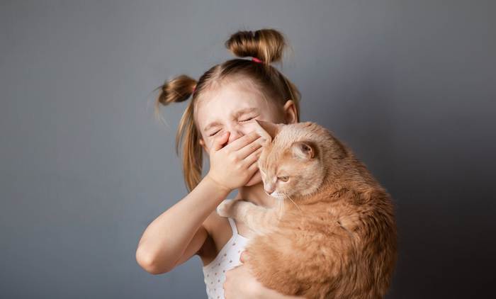 У девочки аллергия на кошку, фото фотография 